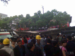 Illustration for article titled Chinese Bridge Collapse Kills Nine, Incites Local Outrage